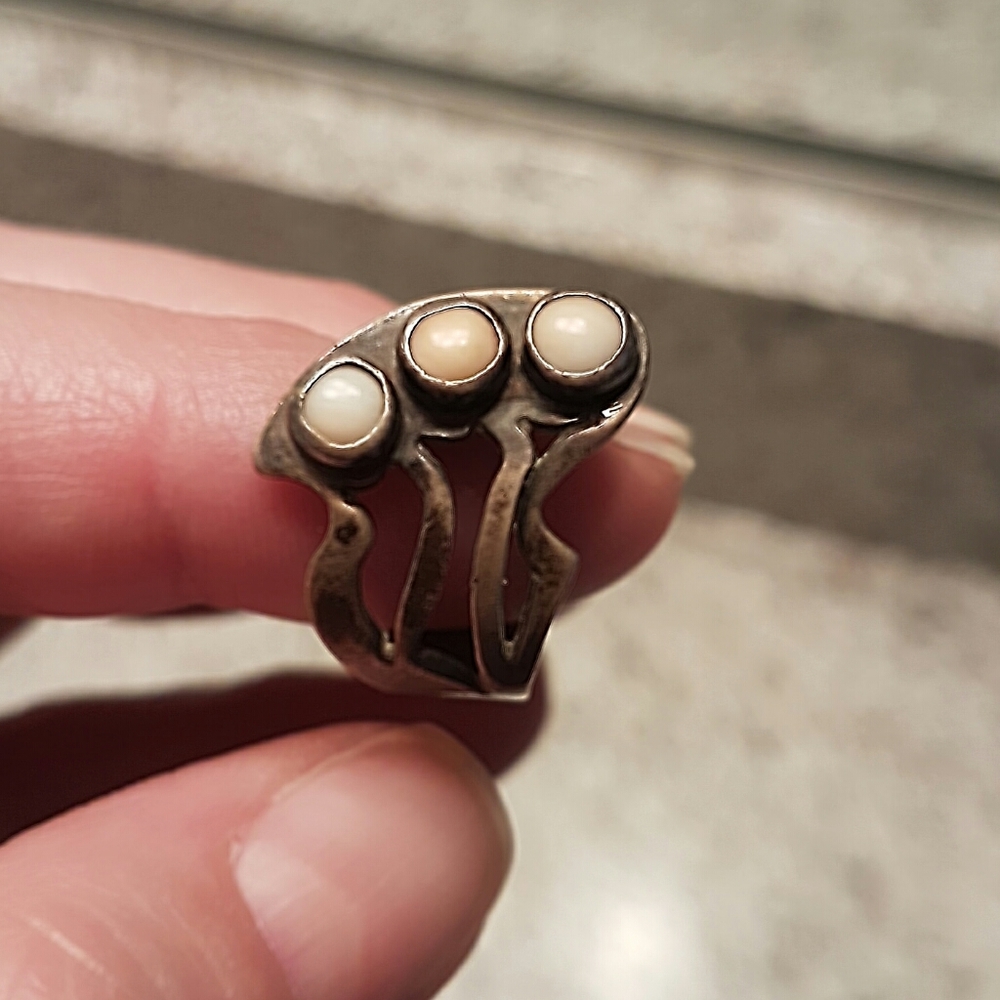 Small ring - Picture 2 of 2